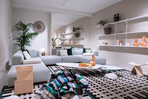 sag80 selection interior design 2024 soggiorno con mobili grigi